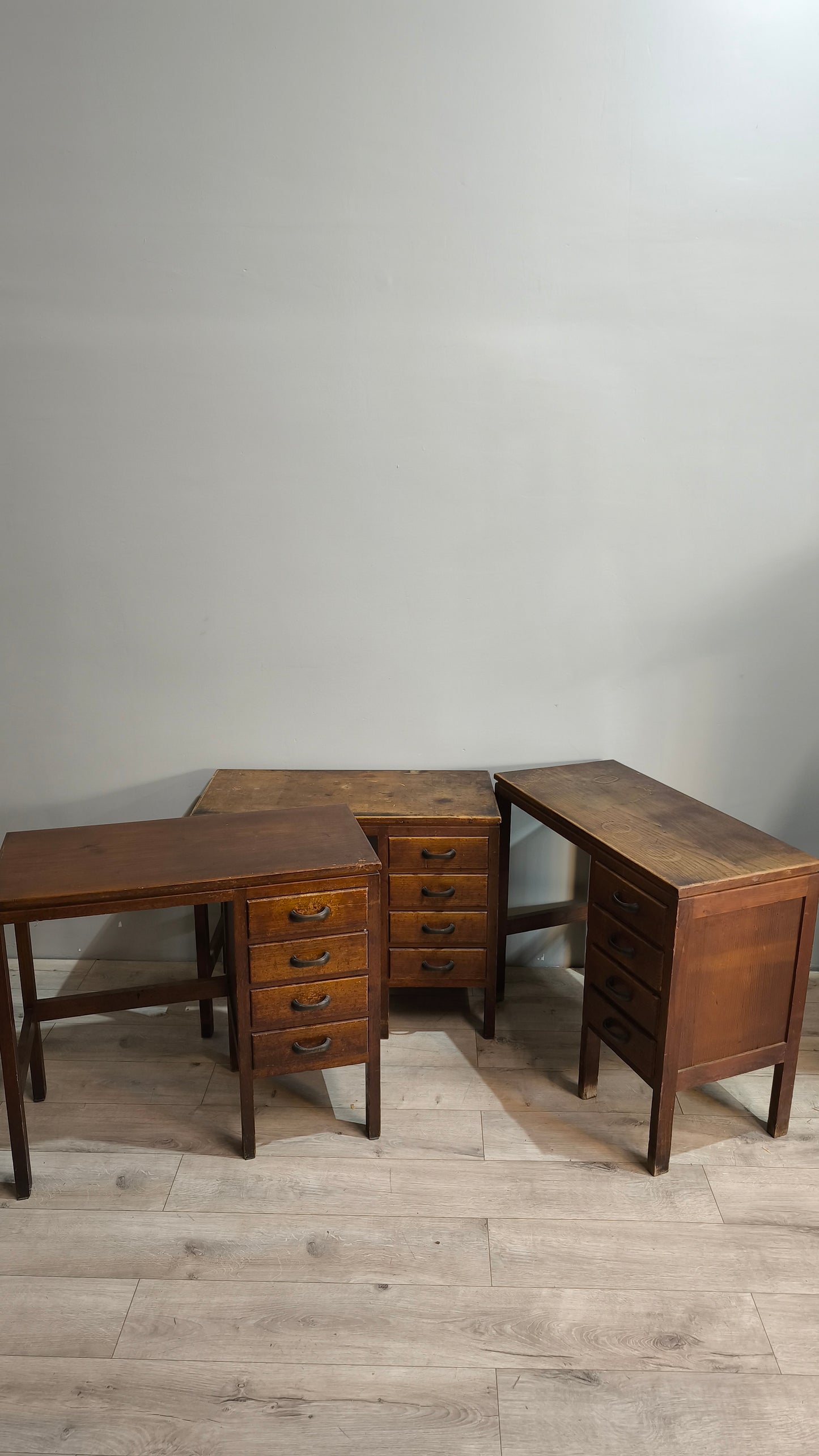 88484 Scrivania in legno con cassetti laterali