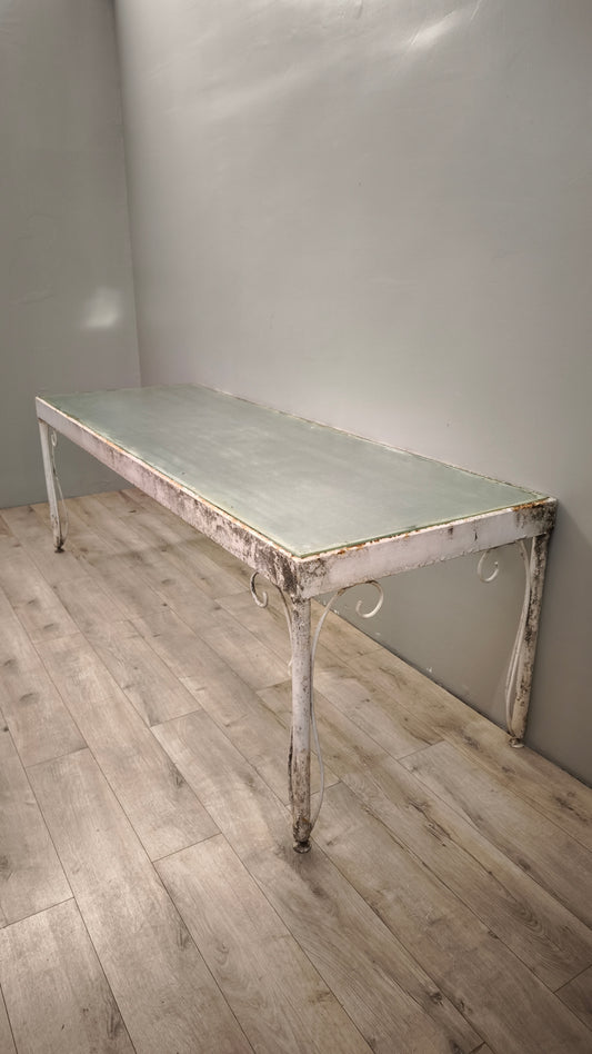 88619 Grande tavolo da esterno con base bianca in ferro battuto e piano in vetro zigrinato