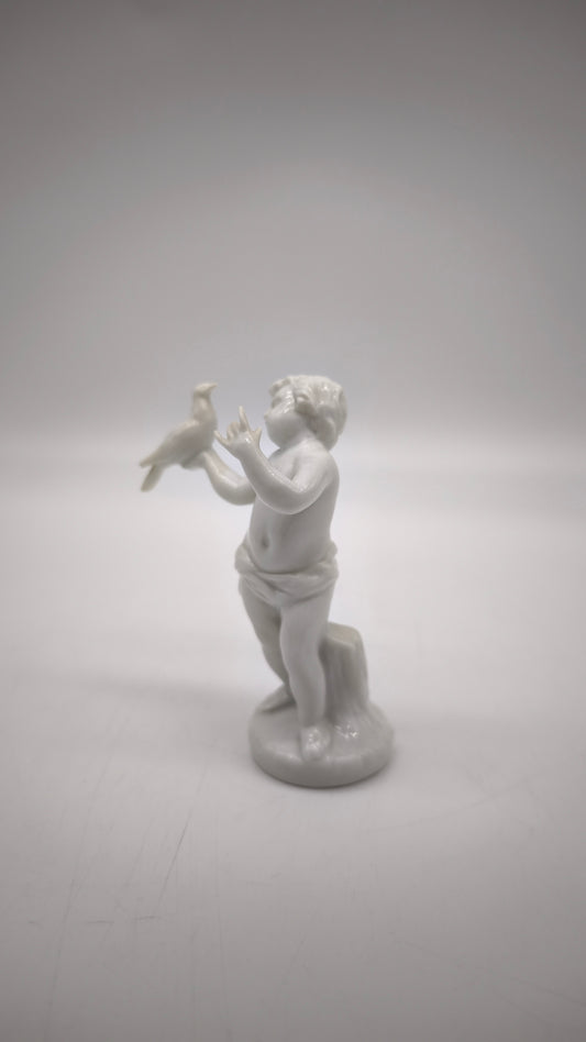 88208 Statuina putto con colomba in porcellana Ginori per Capodimonte