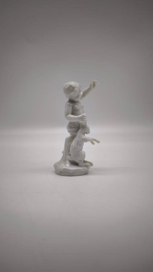 88208 Statuina putto con lepre in porcellana Ginori per Capodimonte