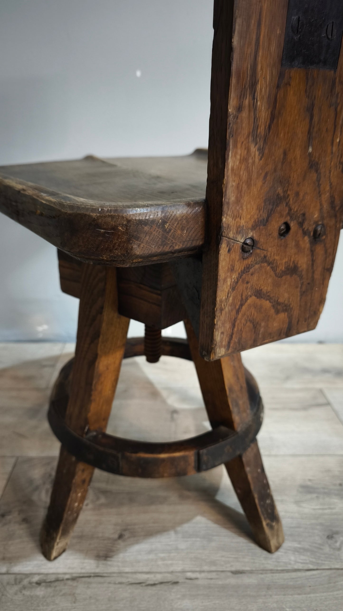 88668-2 Antico sgabello da scuola d'arte in legno massello di quercia