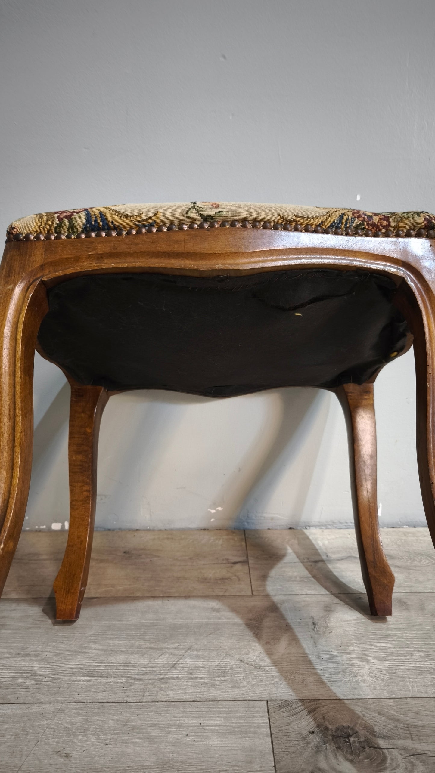 88679 Panchetto in legno con tappezzeria a fiori