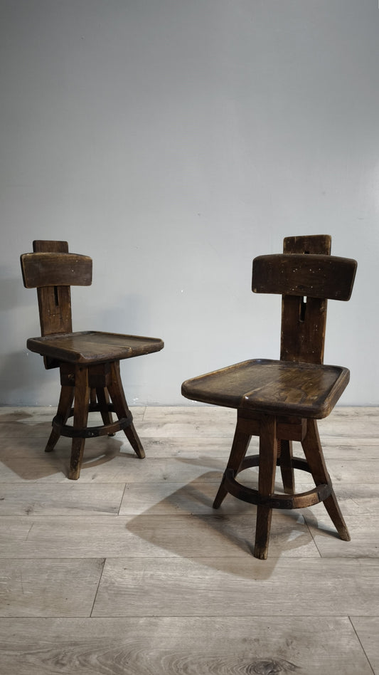 88668 Antico sgabello da scuola d'arte in legno massello di quercia