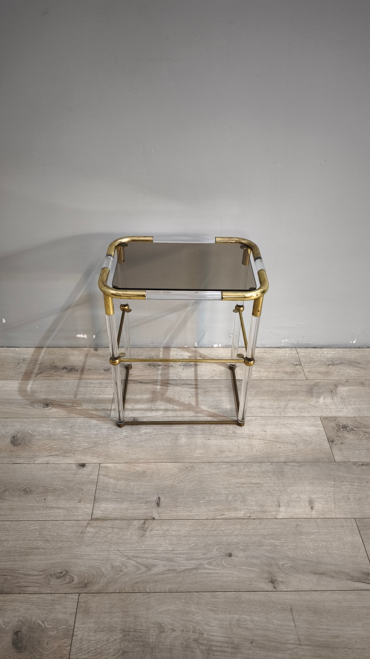 88546 Set n 2 tavolini in ottone e vetro con dettagli in plexiglass