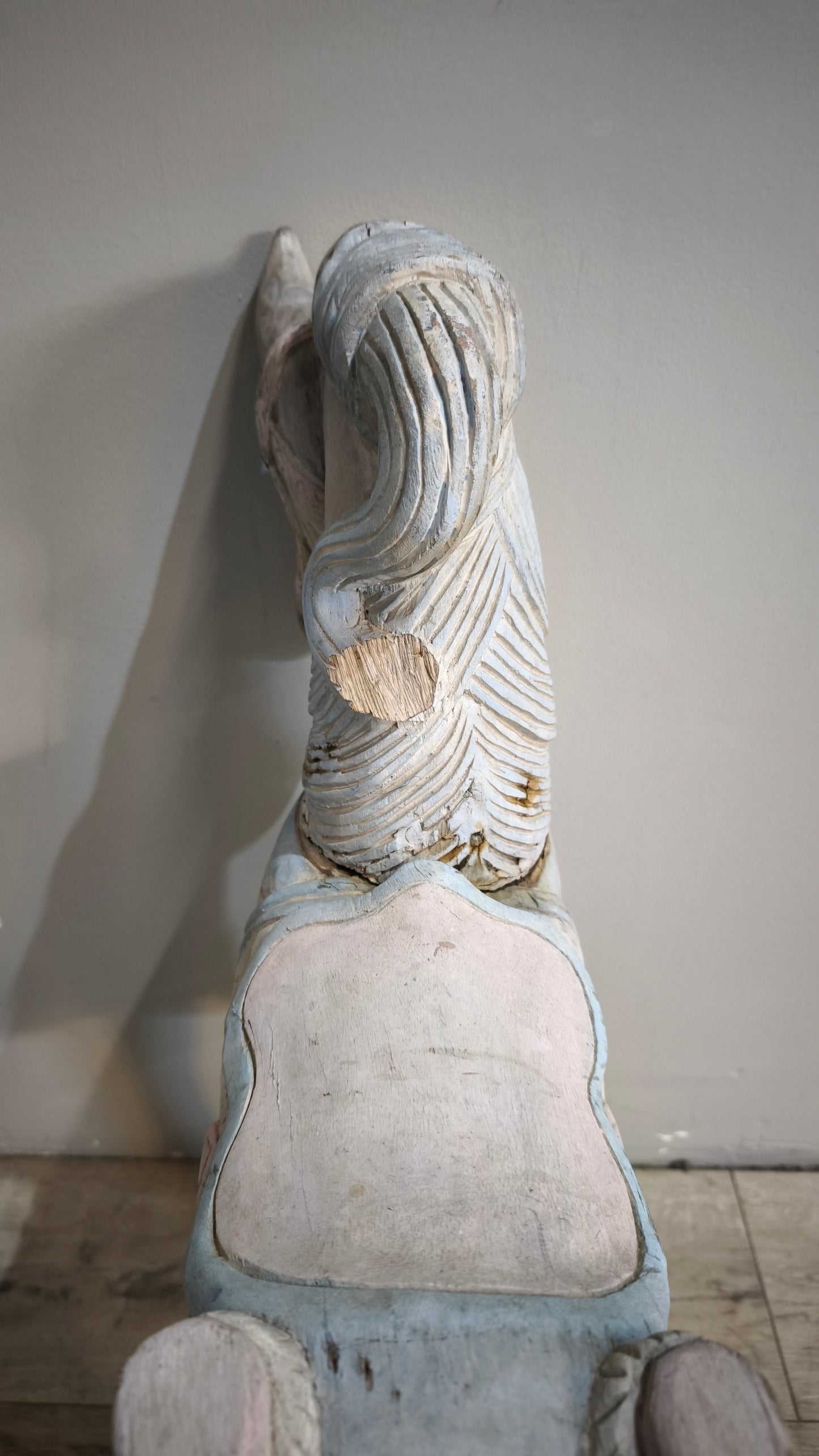 88545 Cavallino da giostra vintage in legno intagliato