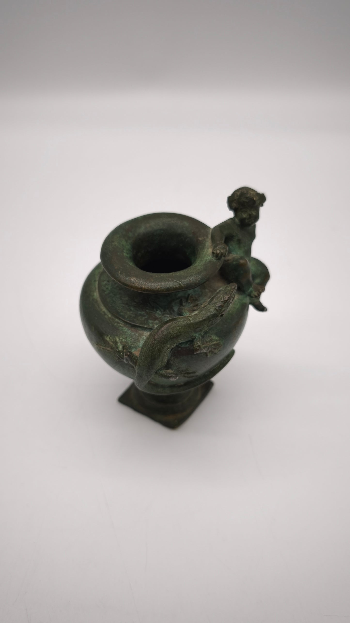 88857 Vasetto in bronzo decorato