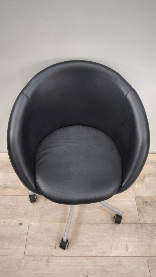 89109 Poltroncina nera Ikea con rotelle