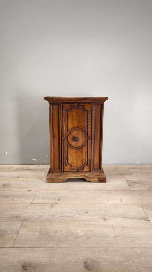 89150 Piccolo stipo in legno