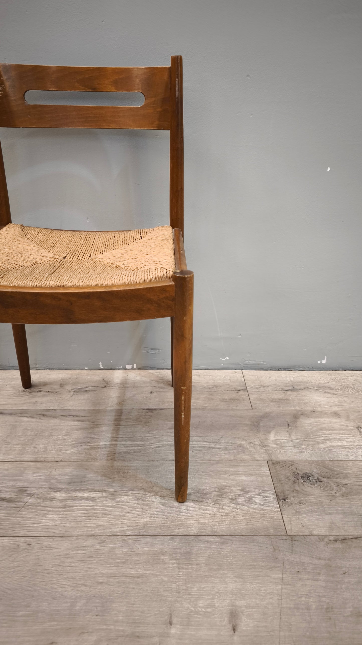 89260 Sedia con struttura in legno e seduta in paglia