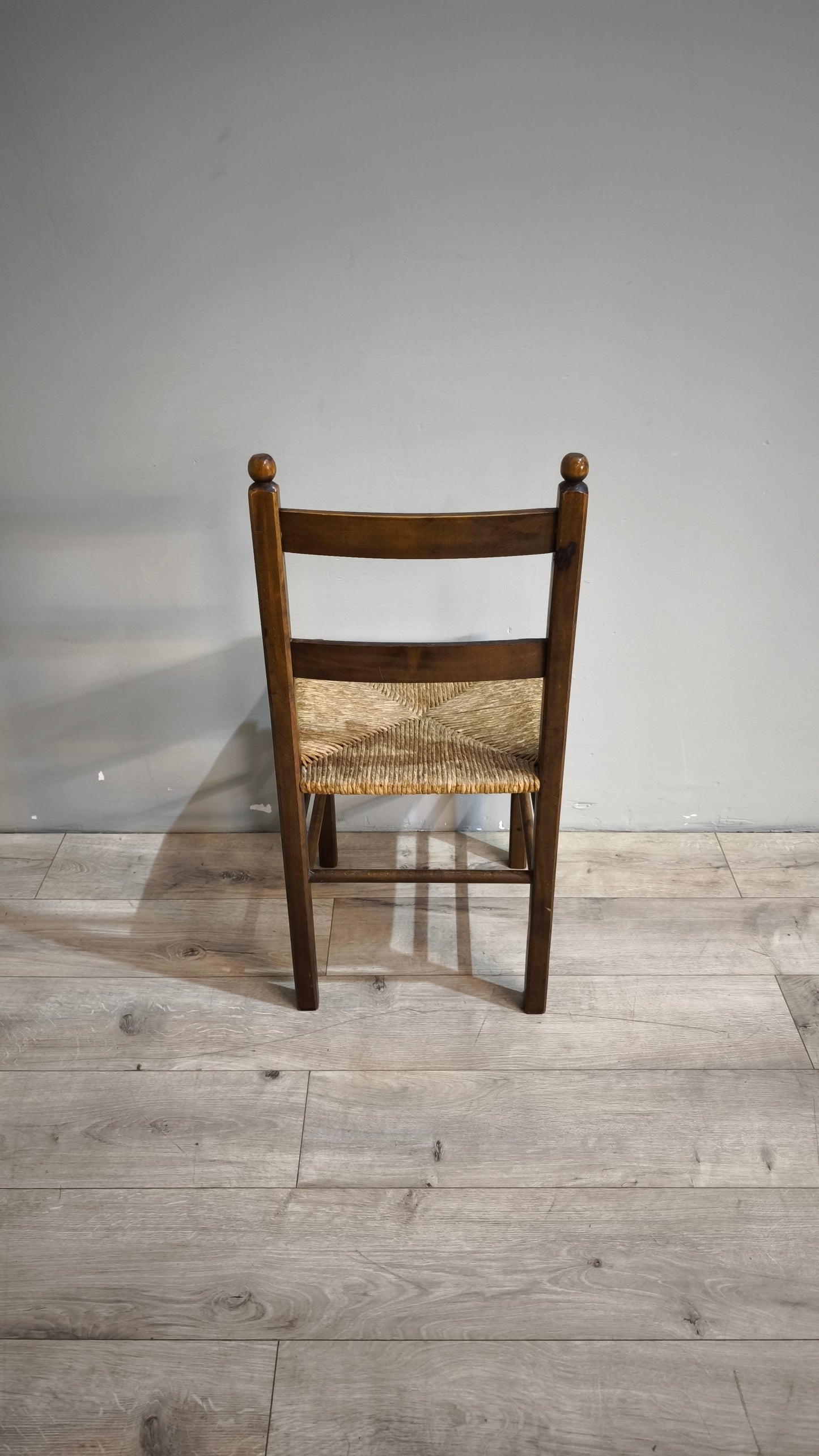 89269 Sedia con struttura in legno e seduta in paglia