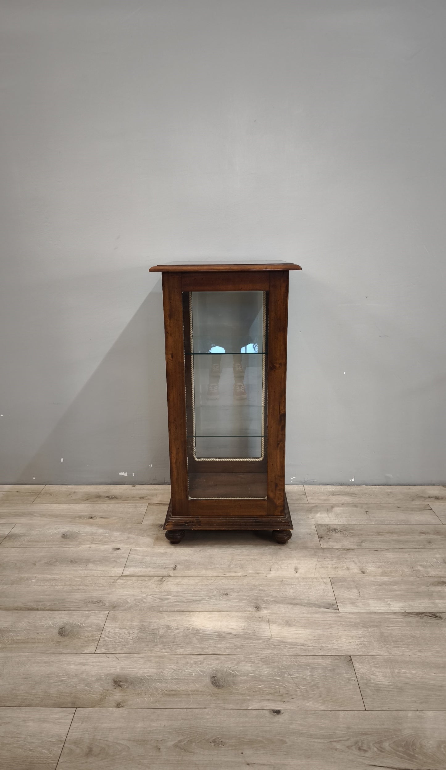 89363 Vetrina in legno un'anta con ripiani in vetro