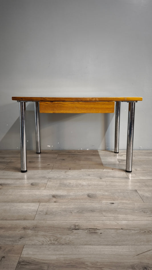 89283 Tavolo con base in alluminio e piano in legno