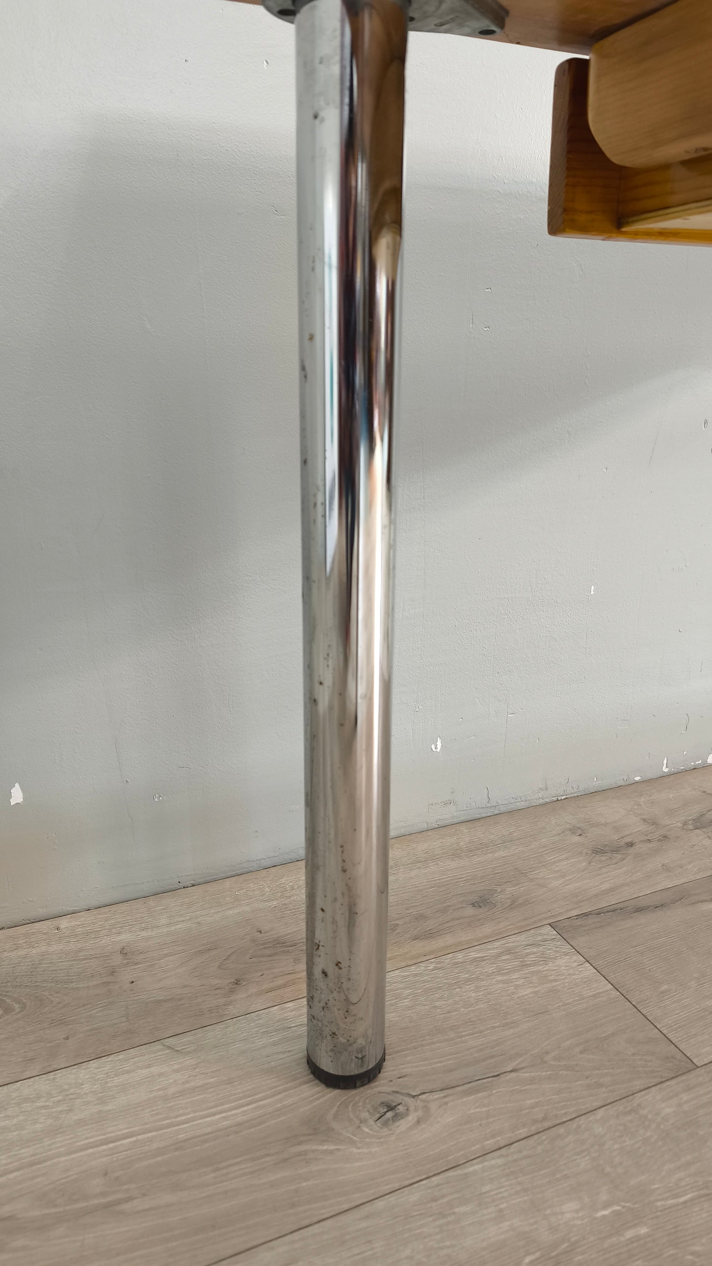 89283 Tavolo con base in alluminio e piano in legno