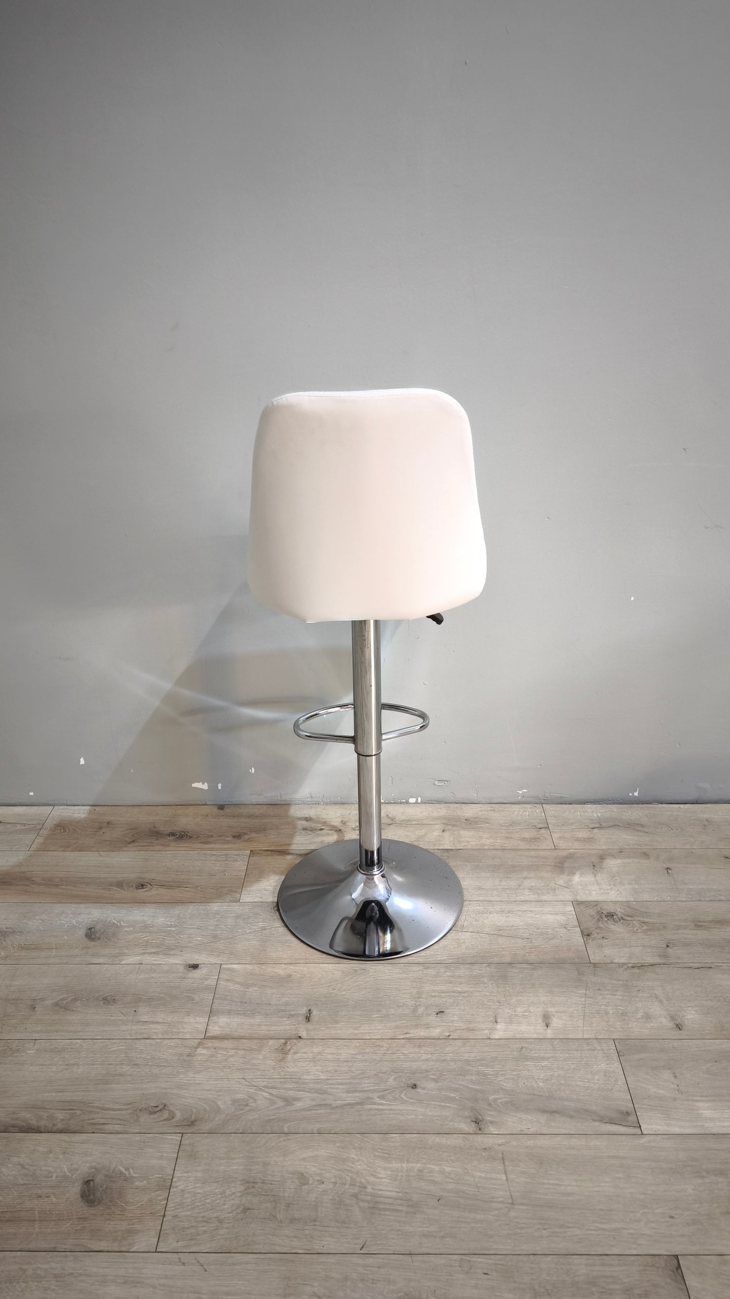 89585 Sgabello con struttura in metallo cromato e seduta bianca