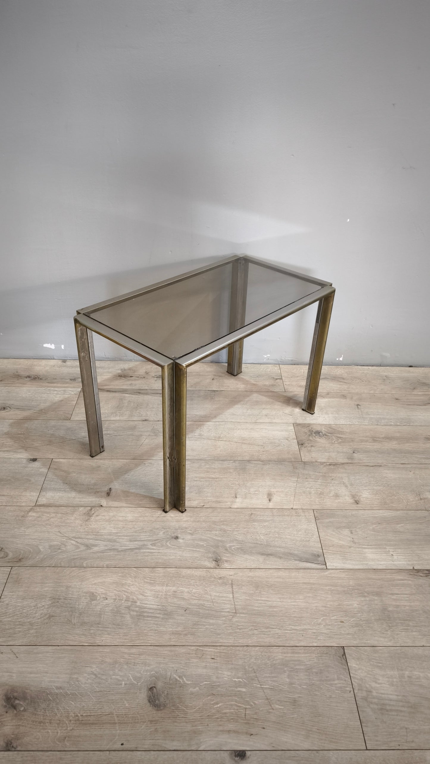 89660 Trittico di tavolini in ottone e vetro fumé