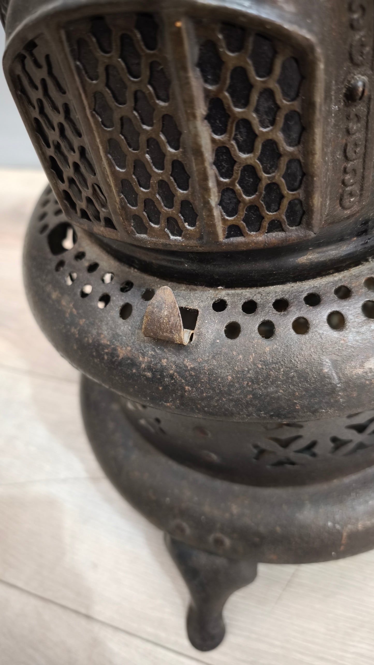 89804 Antica stufa in ferro a paraffina portatile