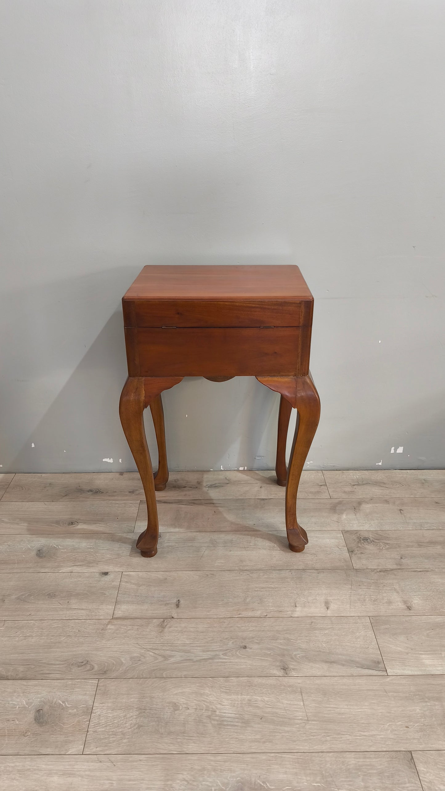 30 Mobile contenitore in legno con gambe a sciabola