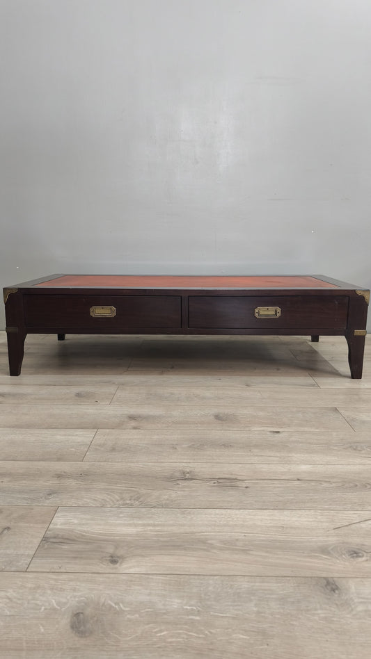 40 Tavolino da salotto basso con piano in pelle e inserti in ottone