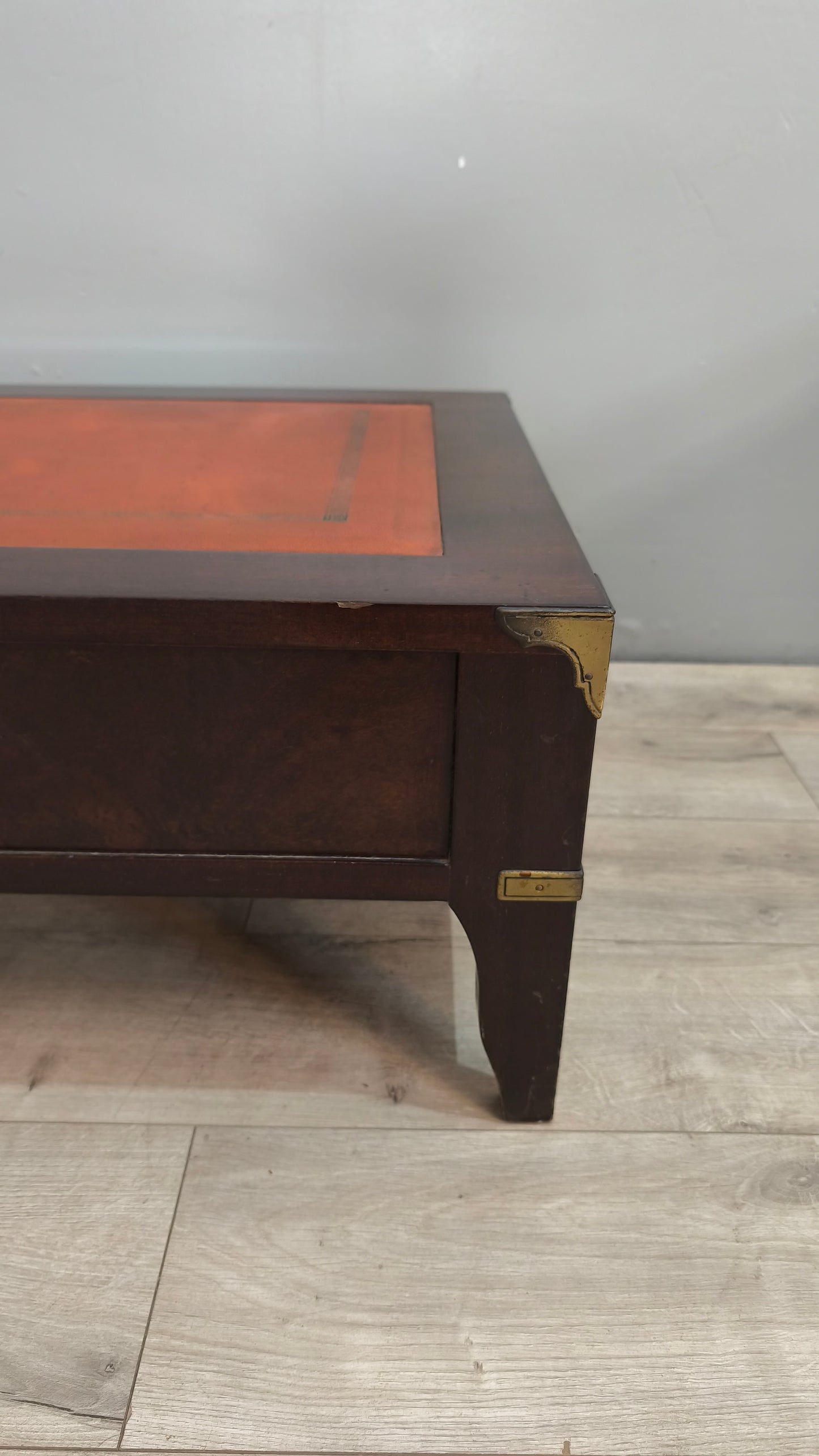 40 Tavolino da salotto basso con piano in pelle e inserti in ottone
