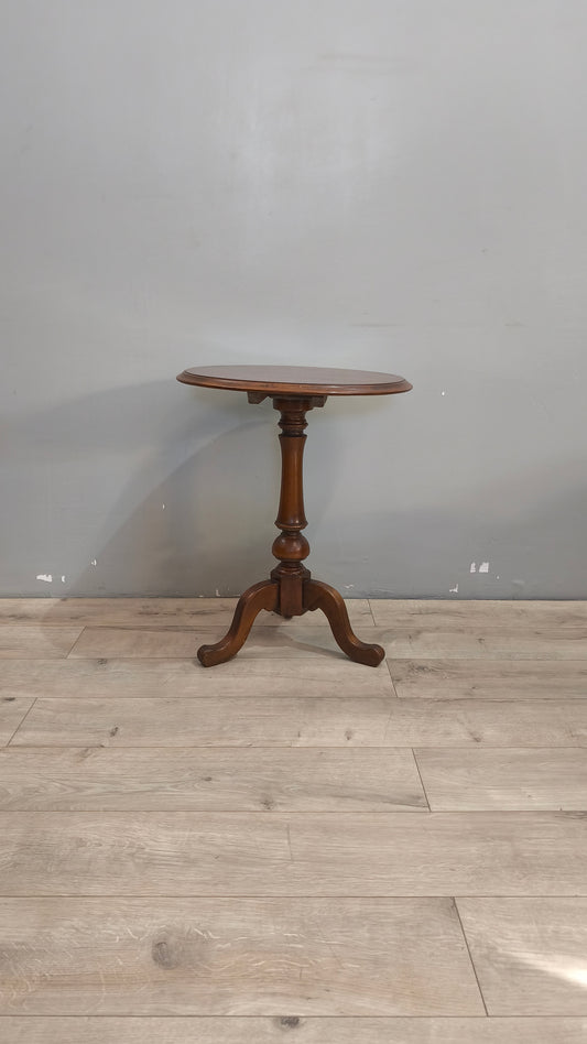 33 Tavolino in legno con piano tondo