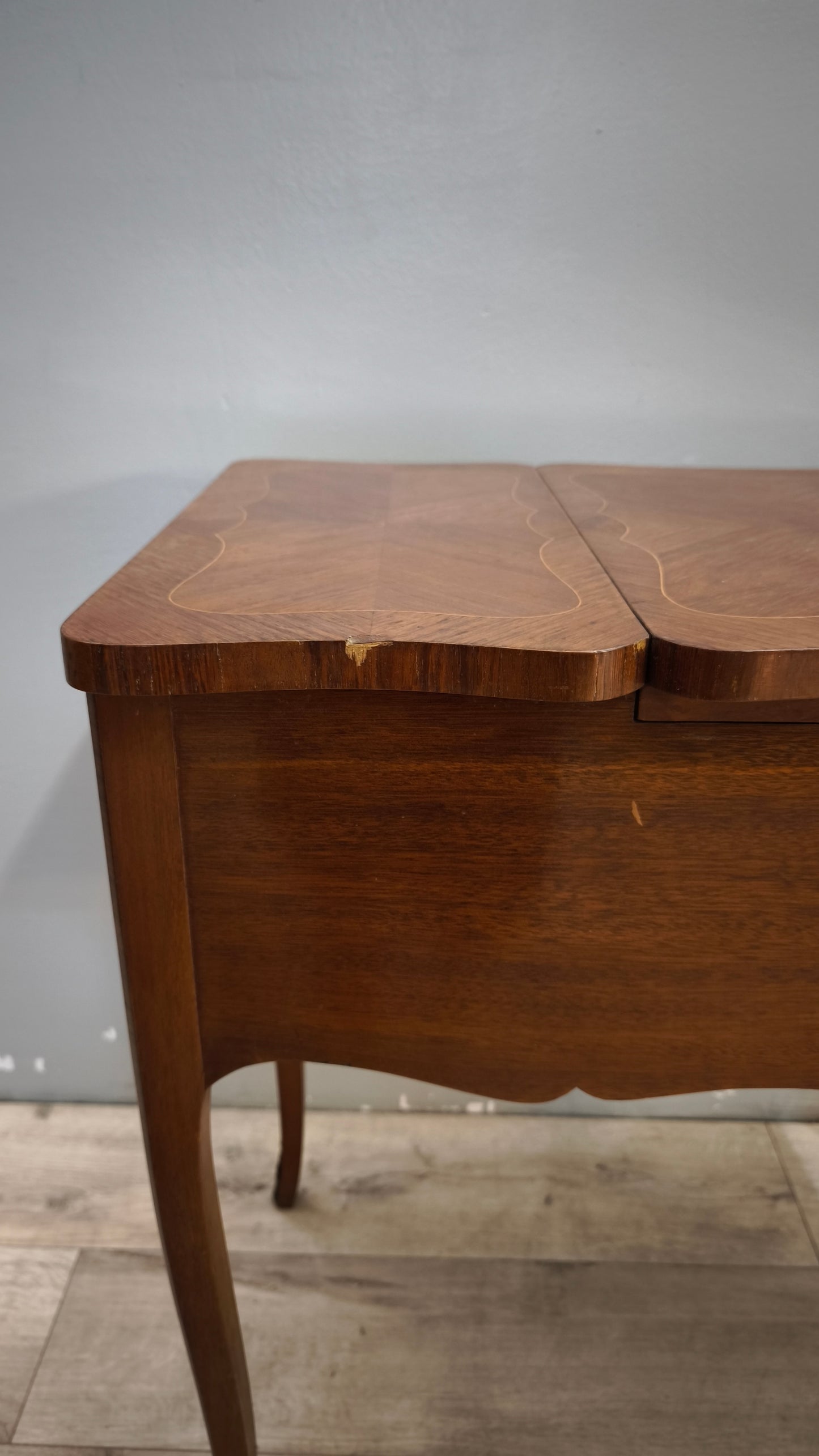 36 Toletta intarsiata in legno con inserti decorativi in metallo