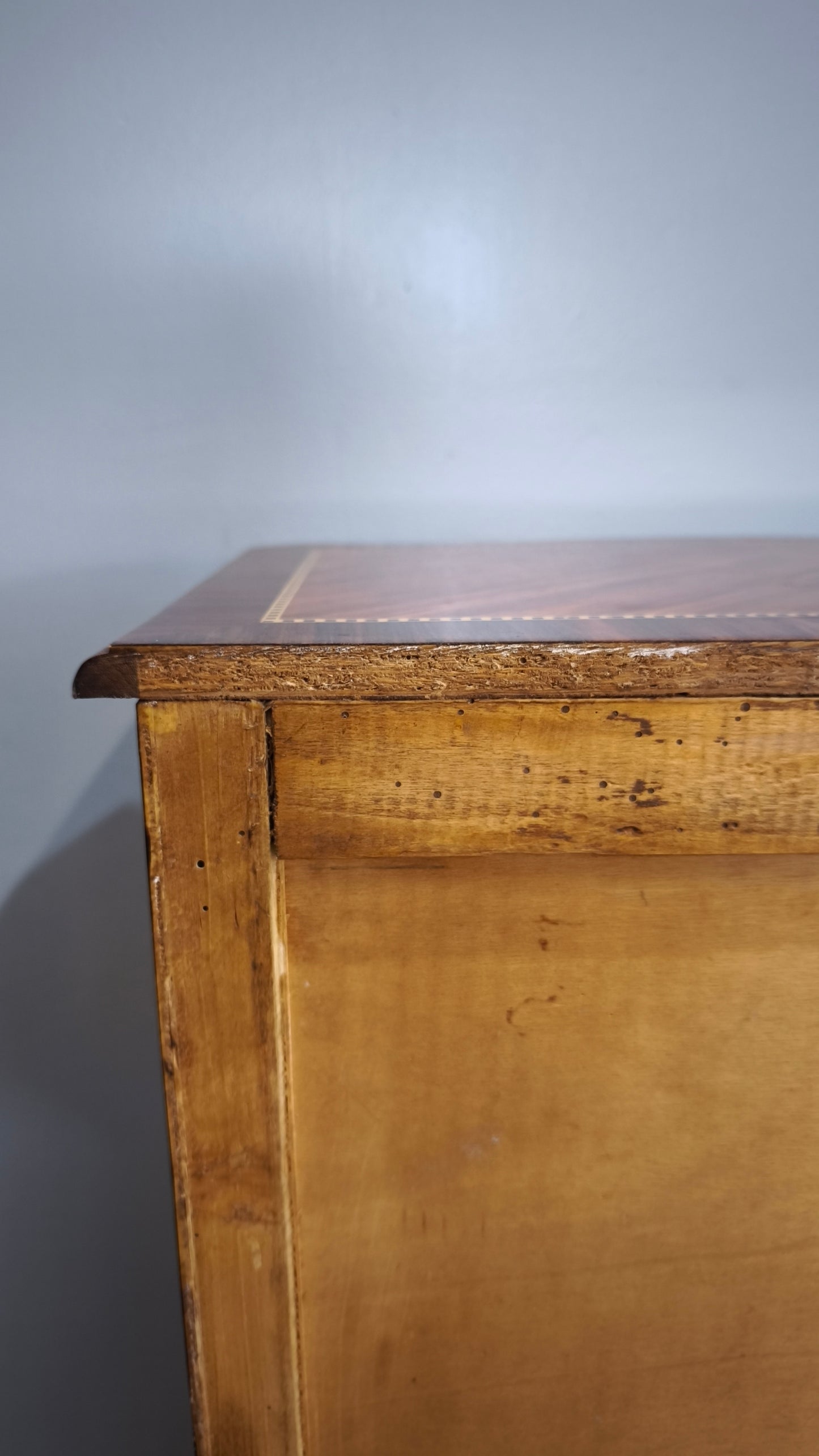 90305 Piccolo settimino in legno intarsiato