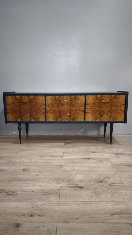 59 Sideboard in legno dipinto con cassetti in radica