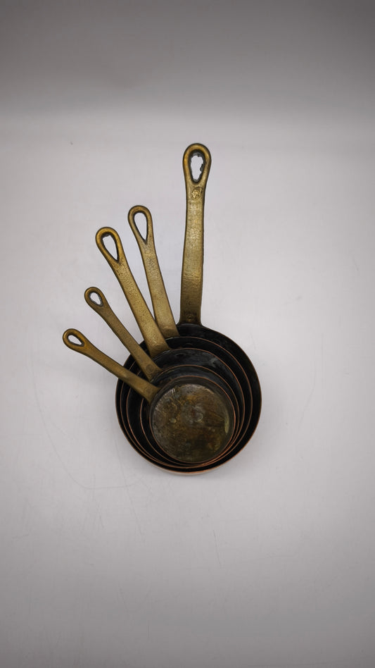 90447 Set di 5 pentolini vintage in rame francese con manico in ottone, XX secolo