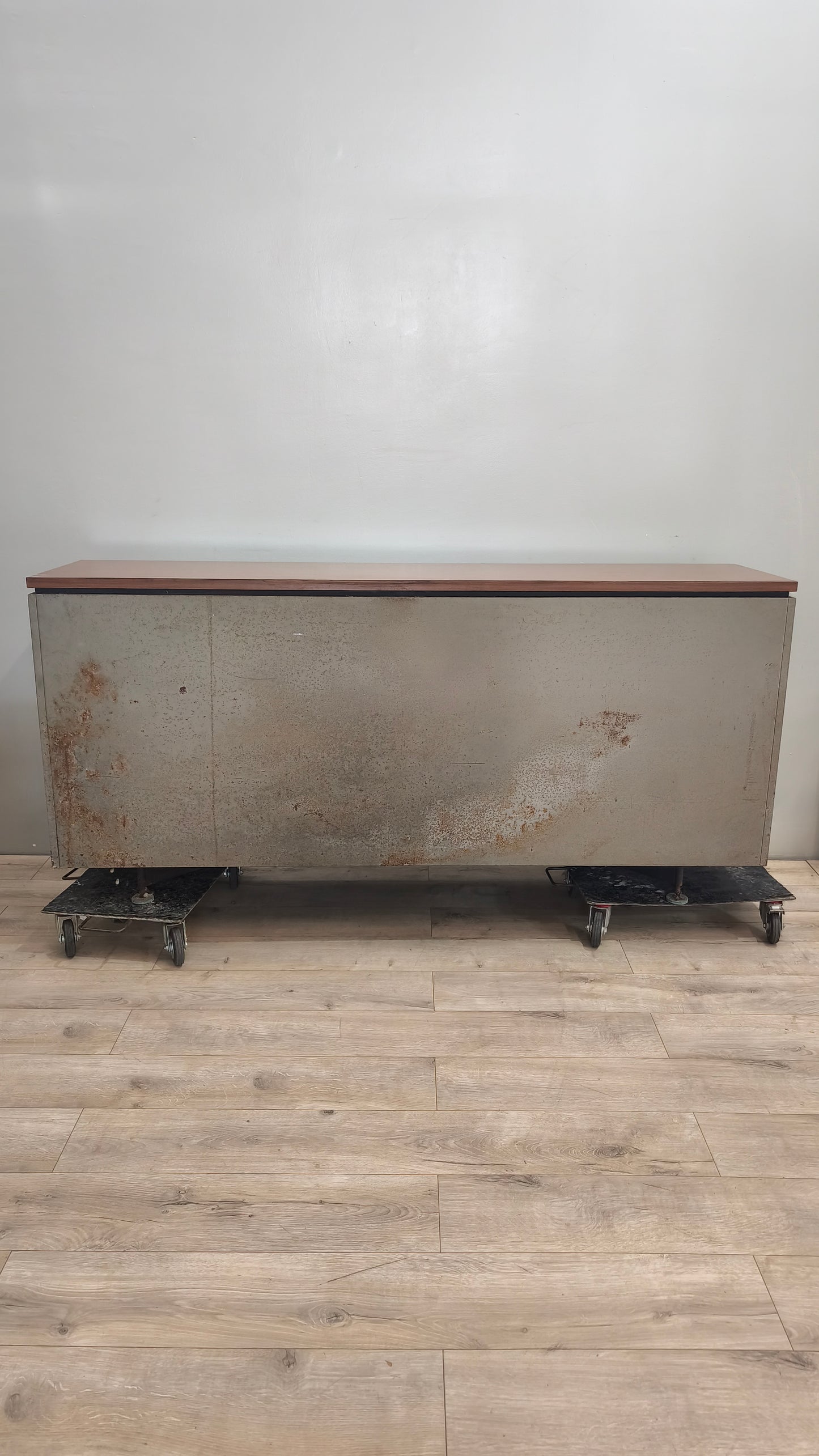90486 Mobile bancone in ferro con sportelli scorrevoli