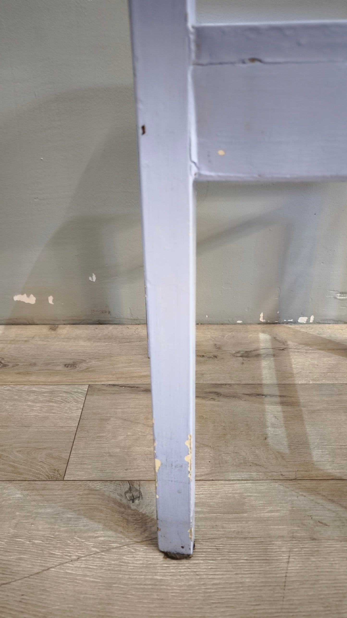 73 Sedia anni '50 in legno dipinta azzurra con contenitore