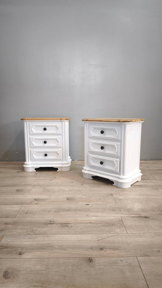 90 Coppia di comodini in legno dipinti bianchi