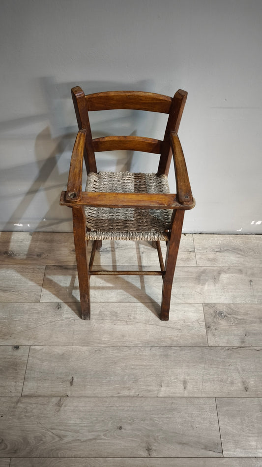 90667-2 Seggiolone vintage in legno con seduta in paglia