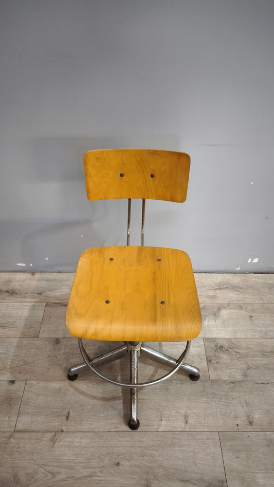 98 Sedia vintage girevole in legno e ferro