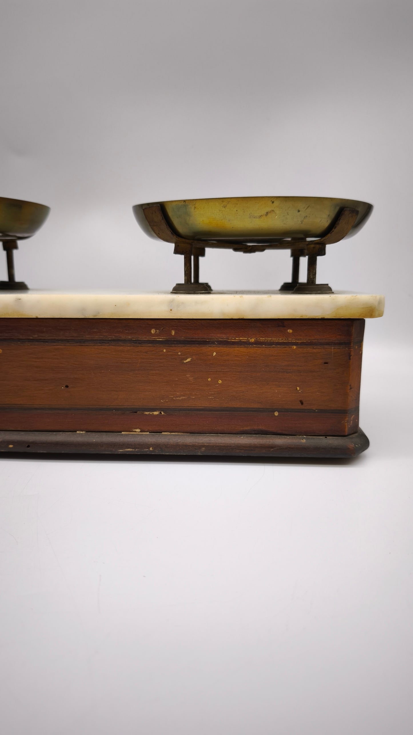 90649 Bilancia due piatti con base in legno e piano in marmo