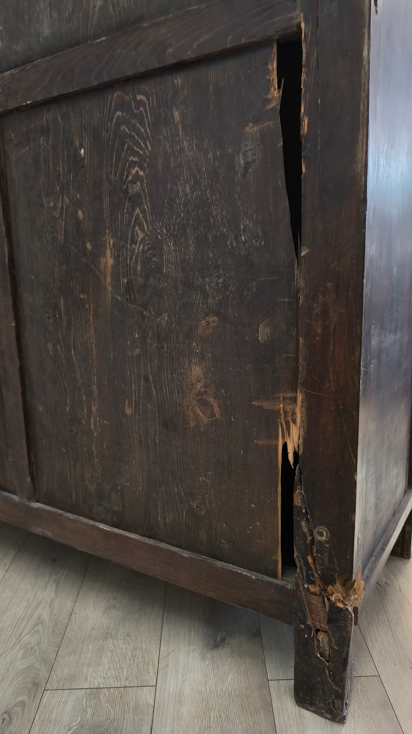 113 Armadio in legno stile orientale