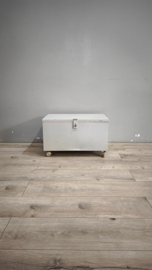 90885 Baule in ferro grigio con ruote