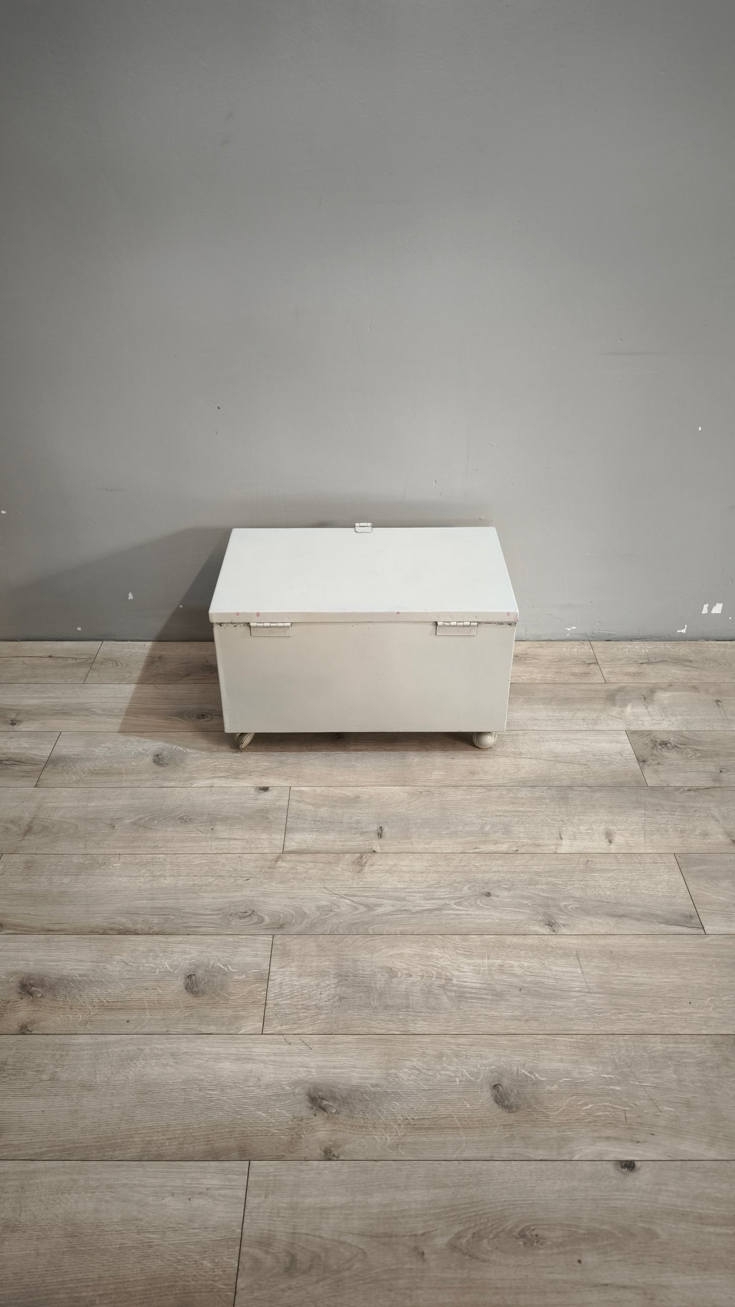 90885 Baule in ferro grigio con ruote