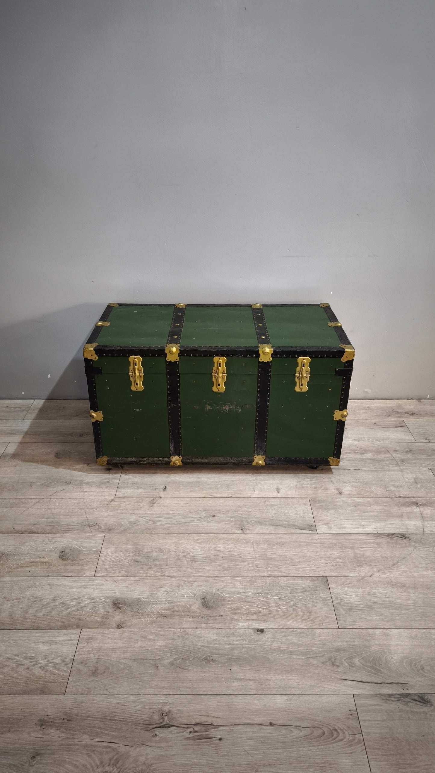 90916 Baule in legno e ferro verde con ruote
