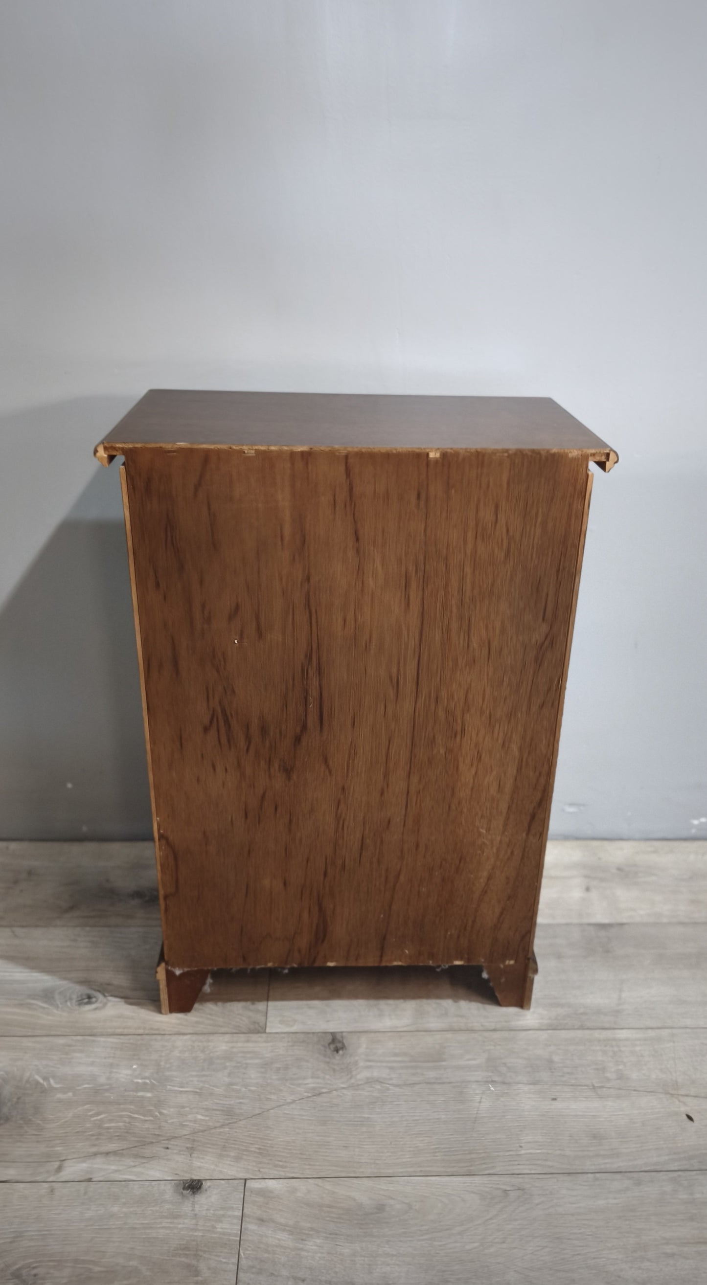 91193 Comodino in legno con tre cassetti