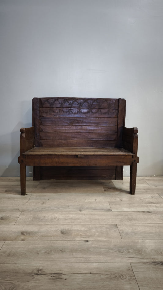 91288 Panchina in legno massello con intagli decorativi sullo schienale