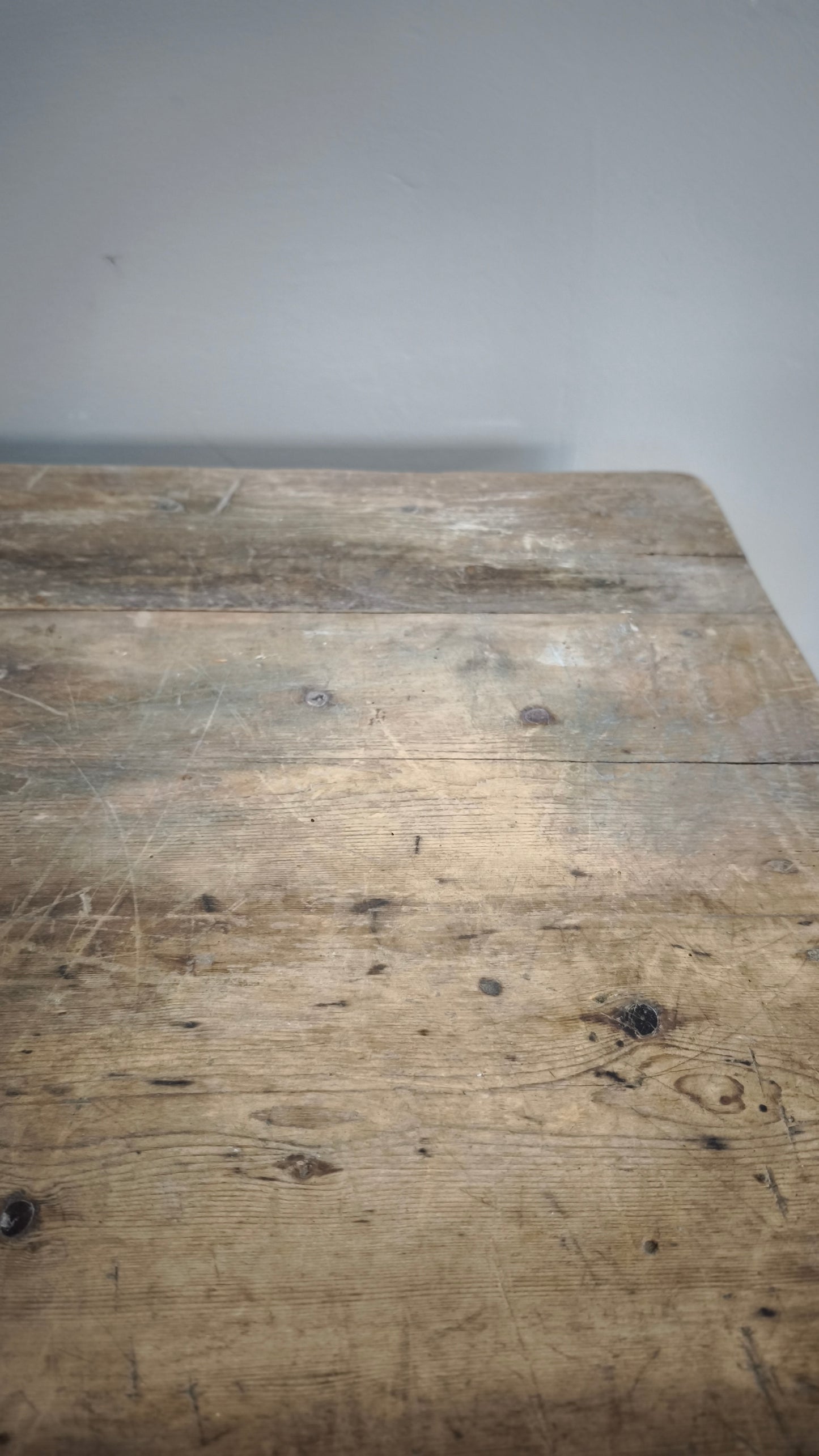 163 Tavolo rustico in legno con cassetto frontale, metà del '900
