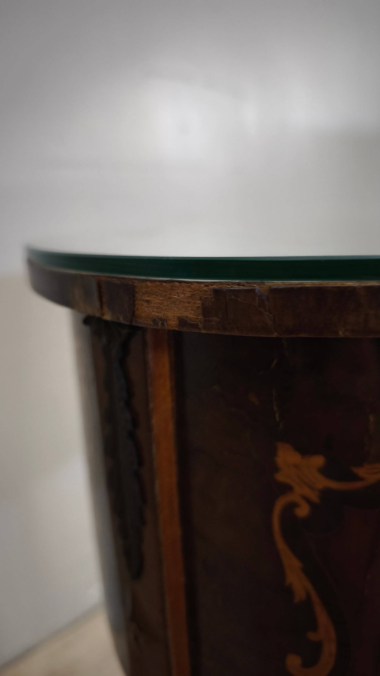 91438 Comodino in legno intarsiato con due cassetti frontali