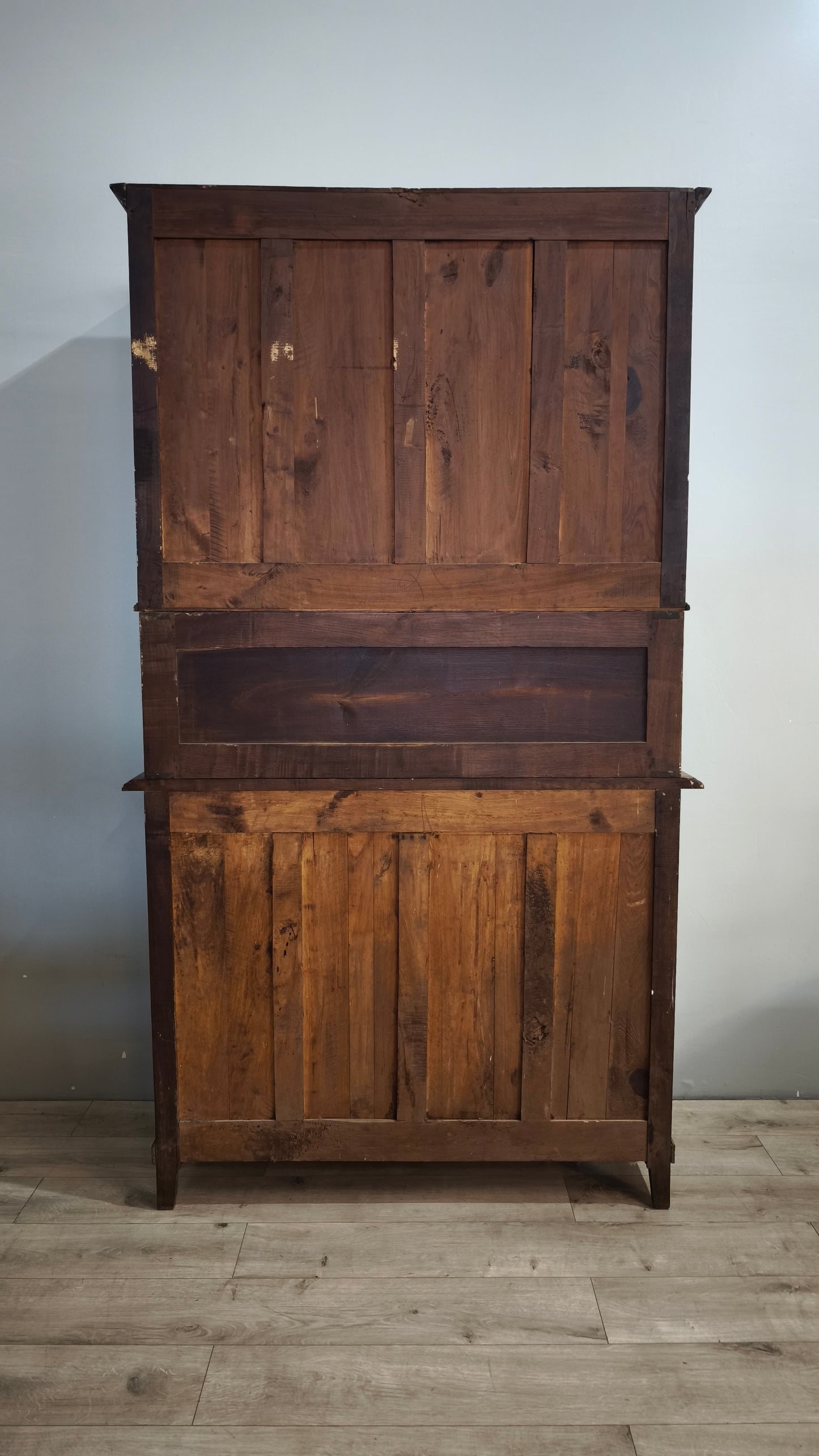 91448 Credenza in legno massello con vetrina