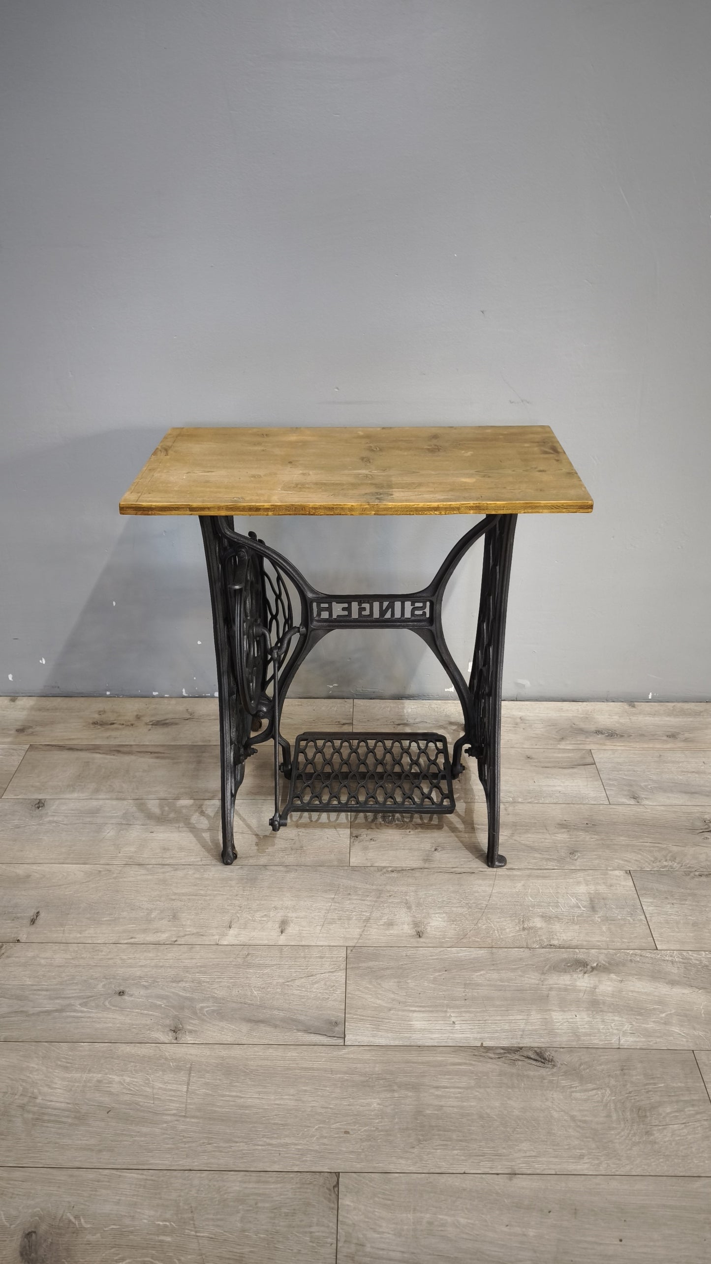 191 Base in ghisa Singer con piano in legno
