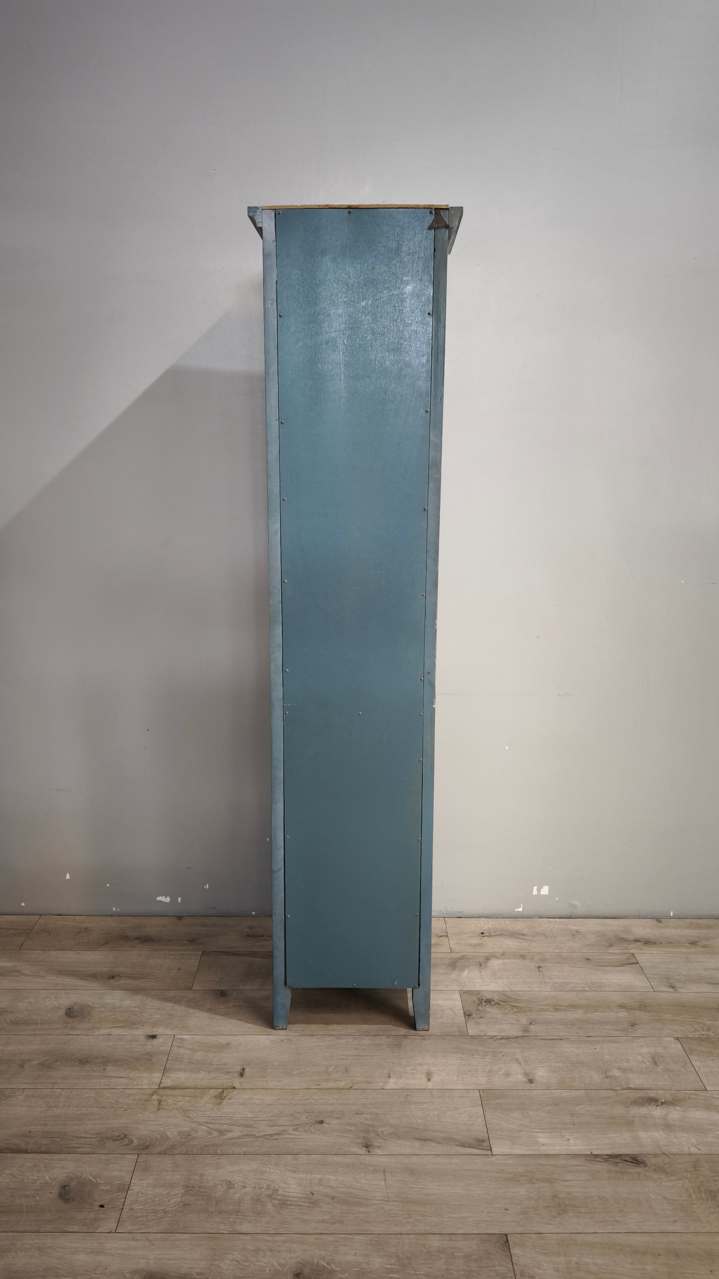 91711 Libreria vetrina a colonna in legno dipinta azzurra