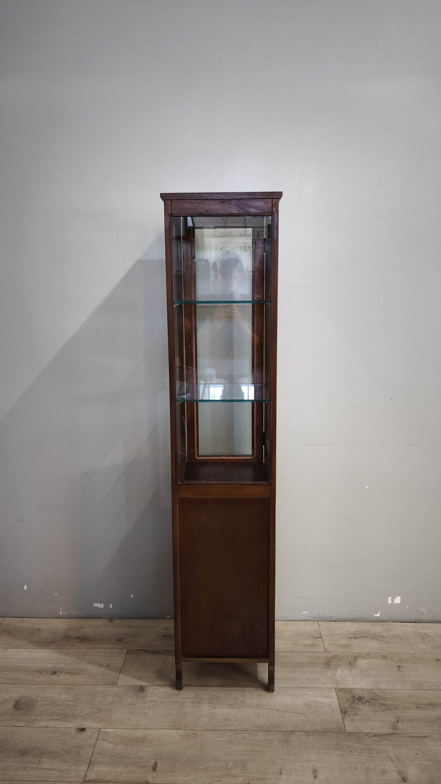 91791 Vetrina a colonna in legno con quattro cassetti