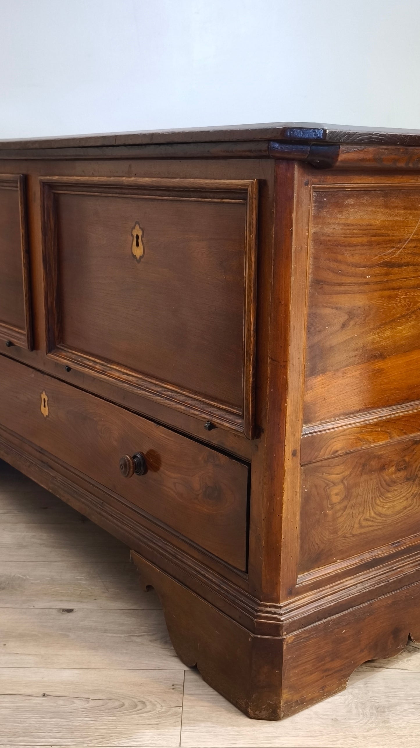 91944 Cassapanca in legno massello con sportelli a ribalta