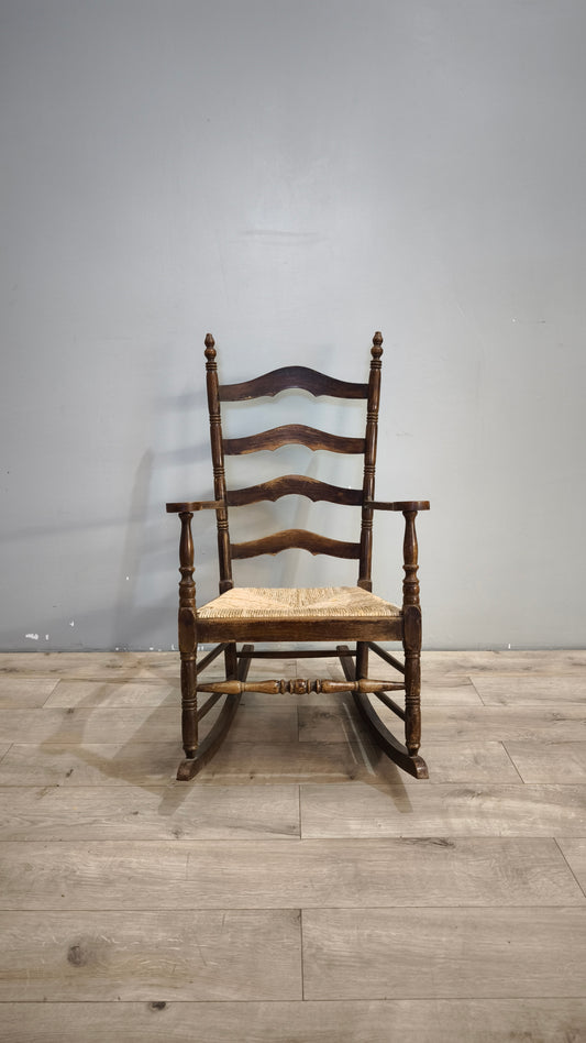 91946 Sedia a dondolo in legno e paglia