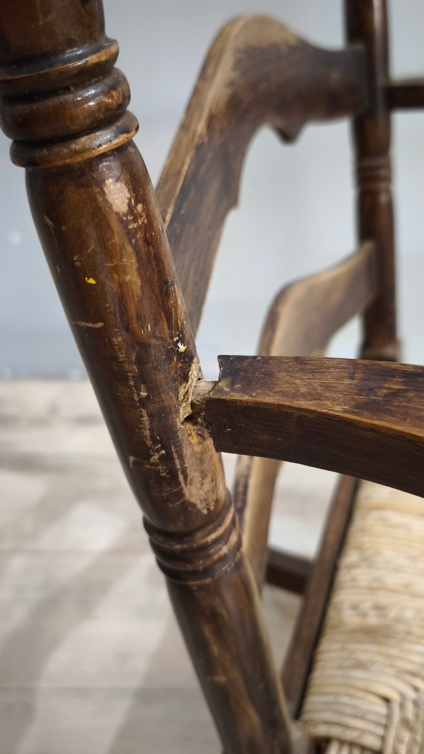91946 Sedia a dondolo in legno e paglia