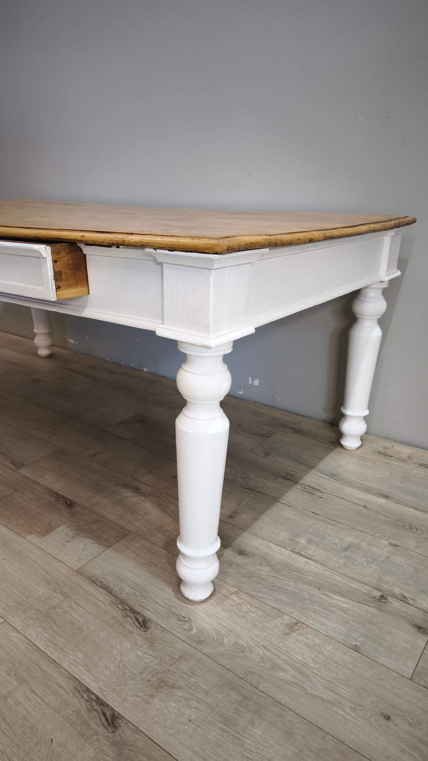 91977 Grande tavolo con base bianca e piano color legno